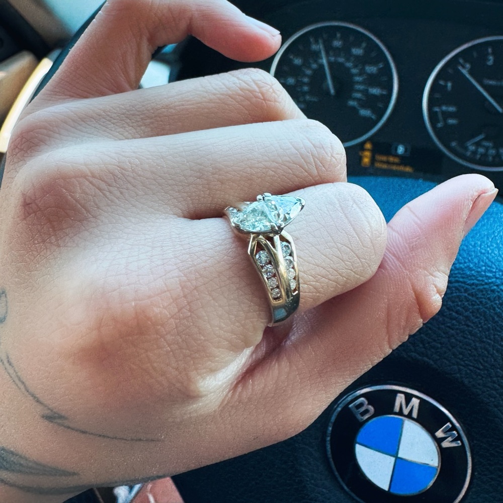 Around 1.5 TCW natural diamond ring 14k Gold